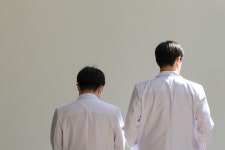 의대 교수들 “주 52시간만 진료하겠다”···정부, 다음주 전공의 면허정지 돌입