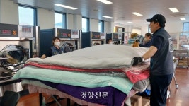 한 달에 이불 1200채 빨았다…‘빨래방’ 만드는 지자체들[현장에서]