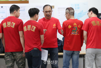 채 상병 특검 처리 요구하는 해병대 예비역들의 ‘칼각’[국회 풍경]
