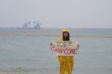 검은 파도로 덮인 명사십리···마지막 석탄화력발전소가 죽인 맹방해변