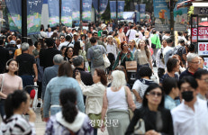 “NCT 보러 왔어요”…노동절 연휴 서울 관광지 꽉 채운 외국인 여행객들