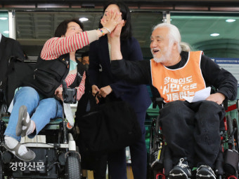 지하철역에 ‘장애인 권리 보장’ 수백장 스티커…전장연에 ‘무죄’