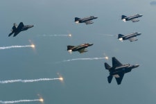 ‘방위성금 헌납기’ F-4 팬텀, 퇴역 앞두고 고별 전국순례 비행