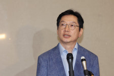일시 귀국 김경수 “현실 정치 언급 부적절”···당내서도 “공간 없어”