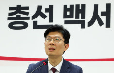 “이런 식이면 백서 아니라 탁서·흑서”···조정훈 위원장 사퇴 주장까지 분출