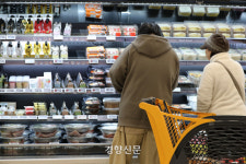 쿠아쑥싸이마트 | ‘점심 맛집’ 된 대형마트…‘런치플레이션’에 간편식 인기 ‘쑥’