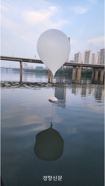 [속보] 합참 “9일 오물 풍선 80여개 낙하”···북한 세 번째 오물풍선