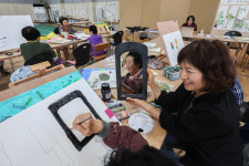 붓을 든 할망들…80년 세월 물감으로 ‘슥슥’ [플랫]