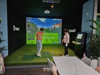 장도 보고, 공도 치고…전통시장 빈 점포에 ‘스크린 파크골프장’ 대인기
