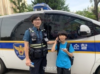 “배고플 때 드세요”···순찰차 옆에 과자 놓고 간 초등생