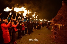 제주들불축제 “오름 불놓기 빼고 빛과 조명으로”