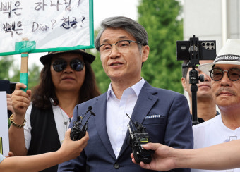 최재영 목사 경찰 출석…“디올백 무관한 사건 엮어, 전형적 물타기”