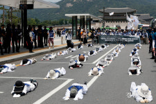 불볕더위에 오체투지 나선 장애인 부모들[현장 화보]