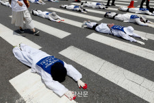 불볕더위에 오체투지 나선 장애인 부모들[현장 화보]