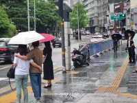 시청역 사고 현장에 놓인 국화···“너무 안타깝다” “회식 날짜 옮겨서 살았다”[시청역 돌진 사고]