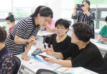 “챗봇이 뭔데?” “나 이제 은행 안 가”…잠실본동 시니어 금융교육[현장에서]