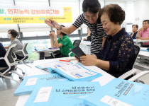 “챗봇이 뭔데?” “나 이제 은행 안 가”…잠실본동 시니어 금융교육[현장에서]