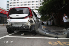 응급실에 택시 돌진 사고… 택시기사 “급발진이었다”[현장 화보]