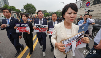 국회 법사위원들, 대통령실 앞 경찰과 대치…막히고, 치이고 ‘실랑이’[국회 풍경]