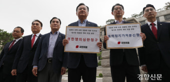 국회 법사위원들, 대통령실 앞 경찰과 대치…막히고, 치이고 ‘실랑이’[국회 풍경]