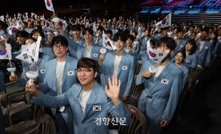 참 오랜만에 보는 ‘웃는’ 사진[신문 1면 사진들]