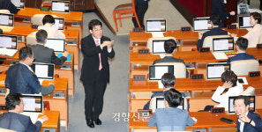 끝내 폐기된 채 상병 특검법···‘규탄의 장’ 된 국회 로텐더홀