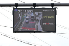 “사고 위험 큰 경사로 도로 상황 영상으로 확인”···광주 서구 주택가에 첫 ‘스마트 반사경’ 설치
