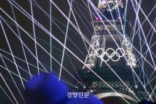 사상 최초 ‘강 위’ 개회식…열기구 타고 성화 두둥실 [파리올림픽 장면들]