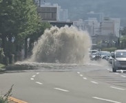 [영상] 경남 창원 해안대로 오수관 파열···차로 4개 삼킨 ‘물기둥’