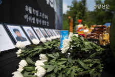생전 좋아하던 음식 올리며…아리셀 참사 희생자 49재[현장 화보]