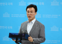 김민석 “지금은 밀정정권과의 싸움에 당력 집중할 때”···정봉주 ‘명팔이’ 논란 후폭풍