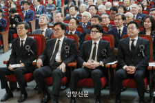 ‘김대중 정신’ 서거 15주기 추도식장, 잠깐의 여야 결집 [현장 화보]