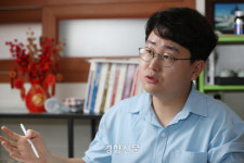 ‘희망’을 ‘단결’로 번역했다···아리셀 유족 곁 지킨 통역사가 느낀 건