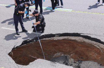 ‘싱크홀’ 사고 연희동 성산로, 균열 발생…일부 통제