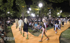 정원과 패션이 만났다…뚝섬한강공원서 서울패션로드 열려[경향포토]