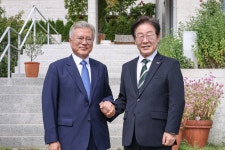 이재명 7개월 만에 문재인 예방···“검찰 수사 정치탄압” 공감대