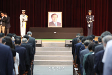 DJ 사저 재매입에 배우 이영애도 기부…박지원도 6억 냈다
