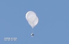 서울 상공 날아다니는 북한 오물 풍선[경향포토]