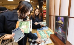 교보문고 ‘한강 작품 매대’에 몰린 시민들···문학담당 직원은 “제가 받은 듯 뿌듯” [한강 노벨문학상]