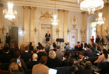 한림원 “한강 시적인 문체”…한국문학, 이제 변방이 아니다