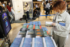 “한캉?” “한강 작가님?” “대박!”···예상 못했던 노벨문학상 수상 당시 급박했던 출판사·신문사[한강 노벨문학상]