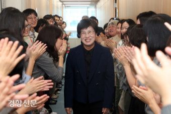 박수 받으며 떠나는 박진 국가인권위 사무총장[경향포토]
