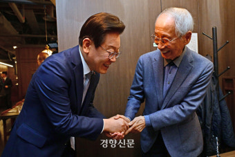 이재명 만난 윤여준 “민주주의 훈련 덜된 분들이 권력 잡아 문제”
