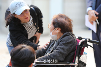 ‘통혁당 재건위’ 사건 옥살이 고 진두현·박석주씨 무죄···50년 한 풀었다