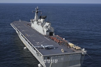해군 함정서 날아오른 고정익 무인기…유인 초계기와 협동작전 목표