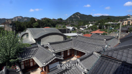 ‘과잉 관광’ 몸살앓는 북촌, 내년 7월부터 ‘전세버스 통행제한’