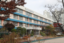 “공부 안 하는 친구들에겐 최고의 학교”…정치권 막말에 상처받는 학생들