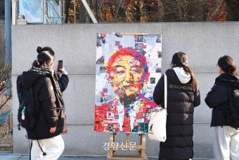 촛불집회 쓰레기 붙여 만든 윤석열 대통령···학생들 ‘탄핵 염원’ 담았다