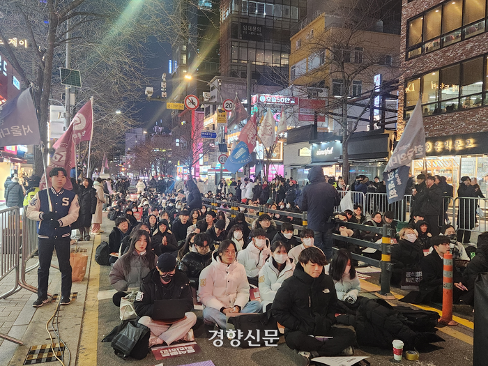 이화여대, 윤석열 탄핵 찬반 집회 혼란…학생들 간 난입과 욕설로 분위기 고조