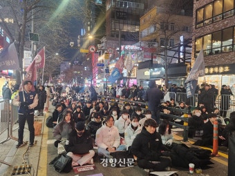 이화여대, 윤석열 탄핵 찬반 집회 혼란…학생들 간 난입과 욕설로 분위기 고조